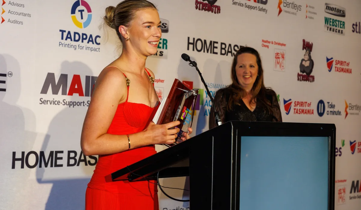 MAIB Excellence in Leadership Award Presenter Kelly Ireland With Winner Rhianna Farnan 2